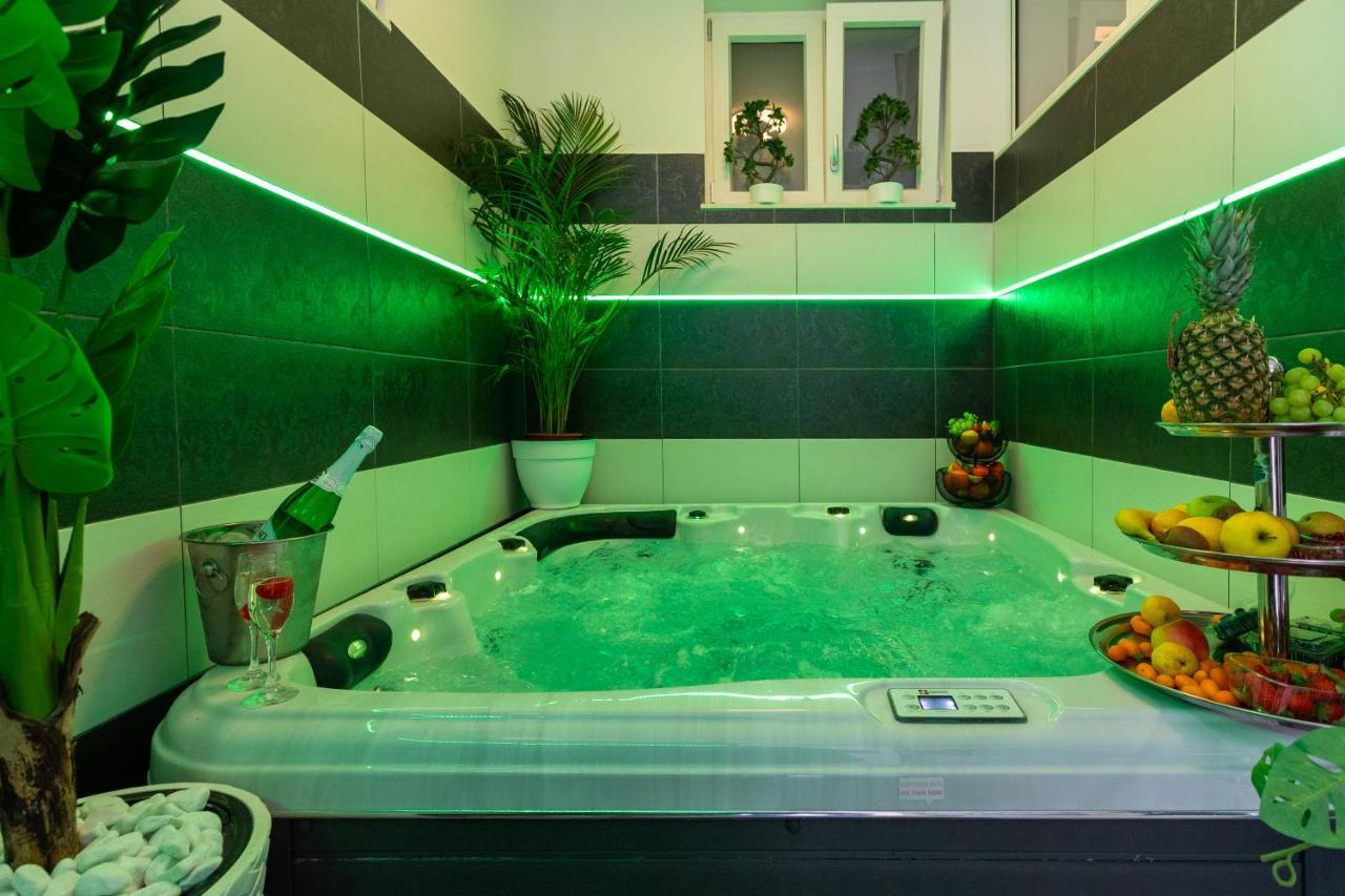 Apartment By The Way Hot Tub And Free Parking دوبروفينك المظهر الخارجي الصورة