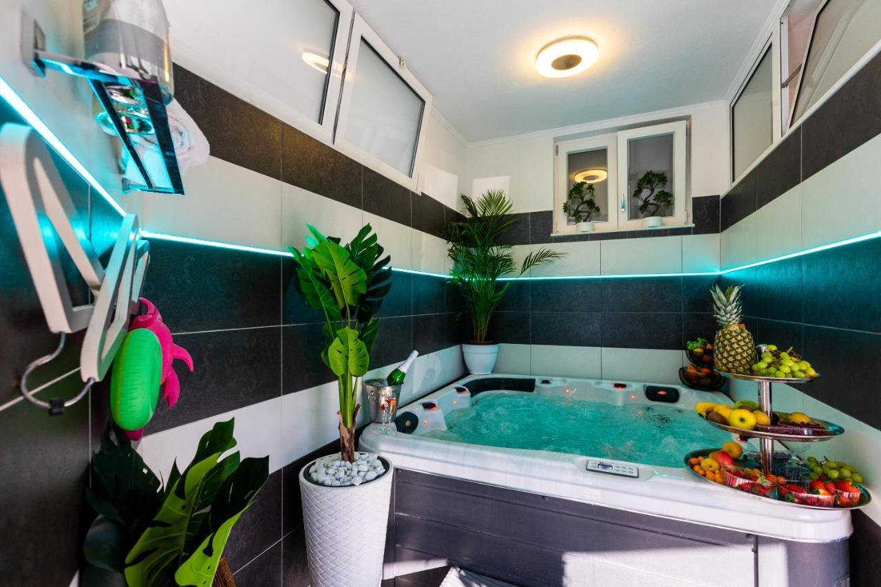 Apartment By The Way Hot Tub And Free Parking دوبروفينك المظهر الخارجي الصورة