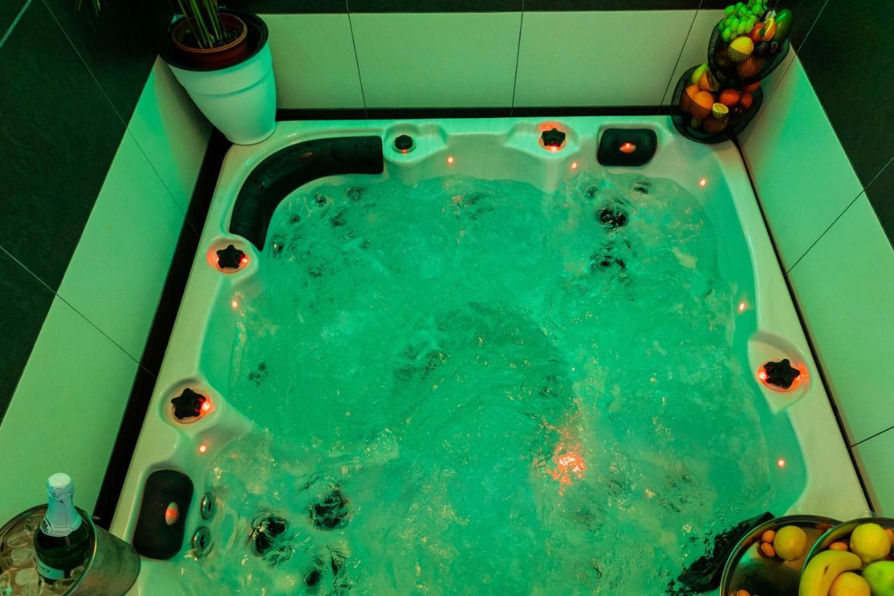 Apartment By The Way Hot Tub And Free Parking دوبروفينك المظهر الخارجي الصورة