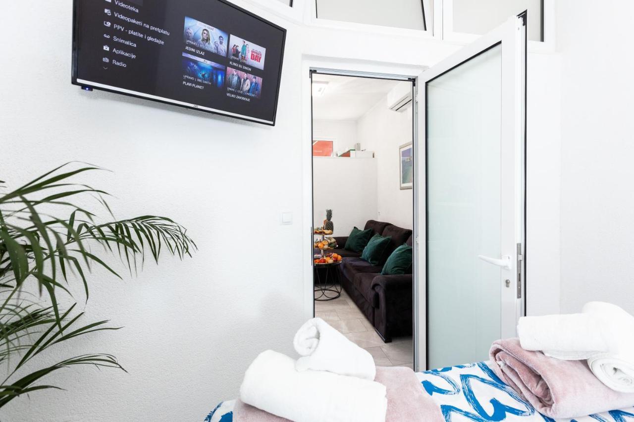 Apartment By The Way Hot Tub And Free Parking دوبروفينك المظهر الخارجي الصورة