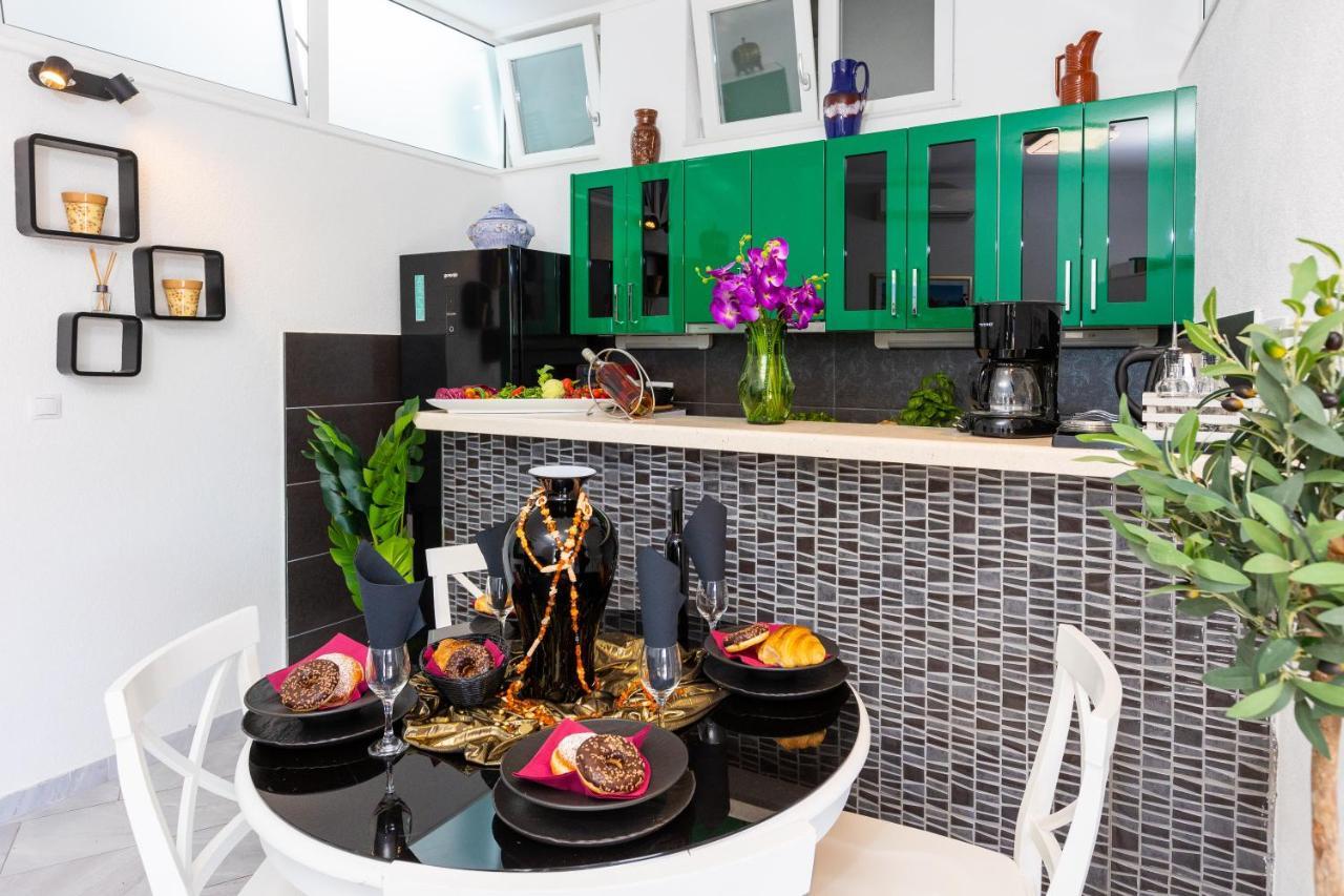 Apartment By The Way Hot Tub And Free Parking دوبروفينك المظهر الخارجي الصورة