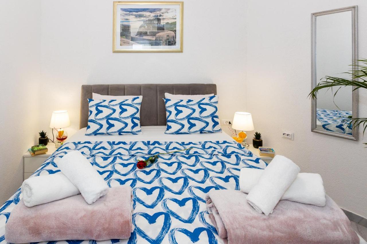 Apartment By The Way Hot Tub And Free Parking دوبروفينك المظهر الخارجي الصورة