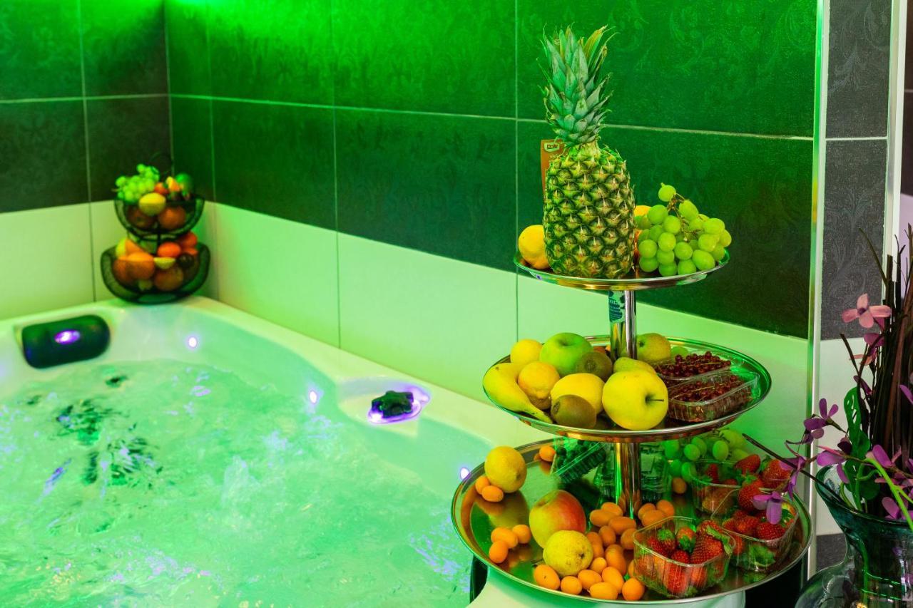 Apartment By The Way Hot Tub And Free Parking دوبروفينك المظهر الخارجي الصورة